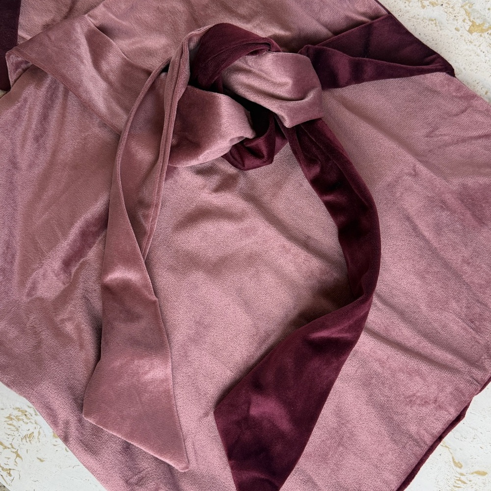 NWOT Reversible Pink / Wine Velvet Pillow Covers 15.5x15.5 Tie Closure Set of 2 - Picture 3 of 5